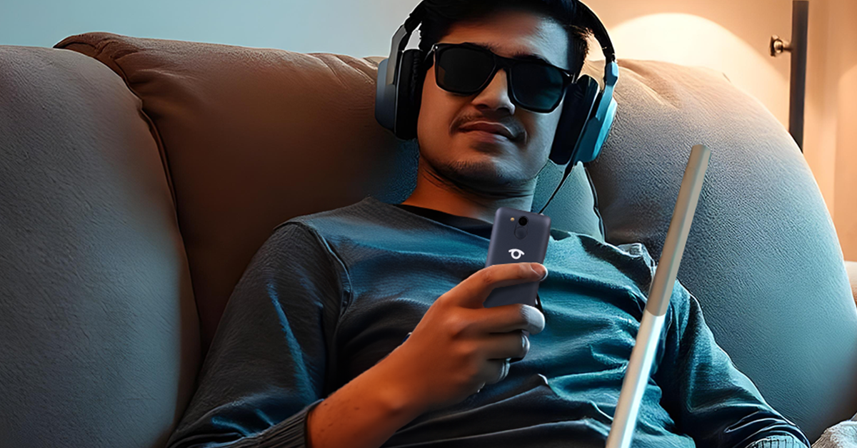 Blindshell notandi hefur það gott í sófanum og hlustar á efni í símanum með heyrnartólum.